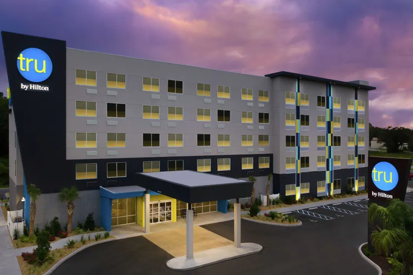 Tru by Hilton Lake City - Image 1