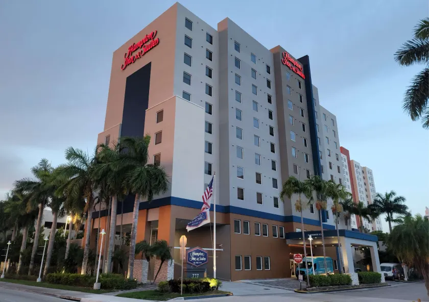 Hampton Inn & Suites Miami-Airport South-Blue Lagoon - Image 1