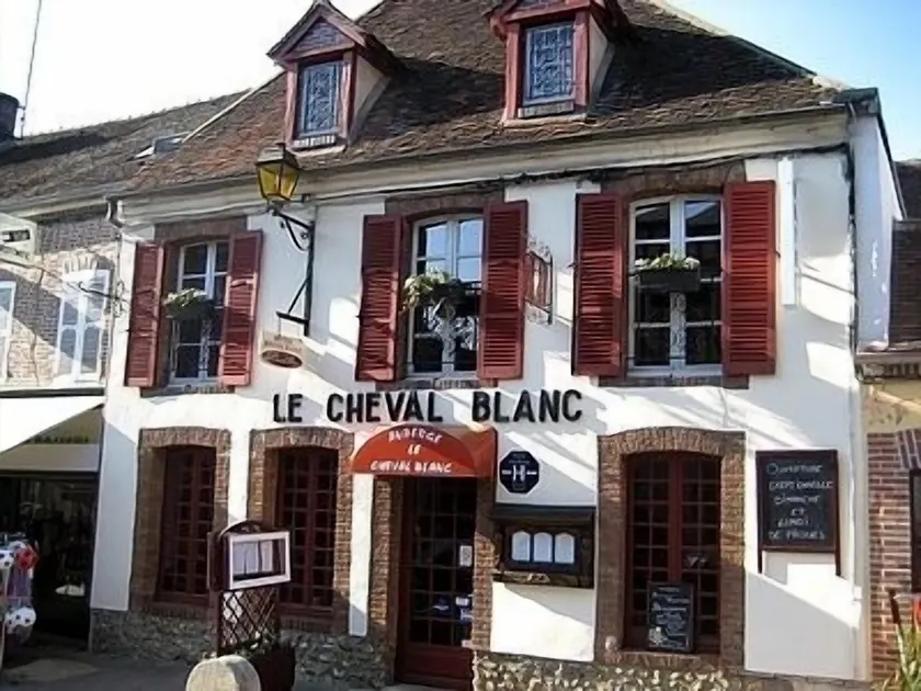 Logis Hotel Restaurant Le Cheval Blanc - Image 1