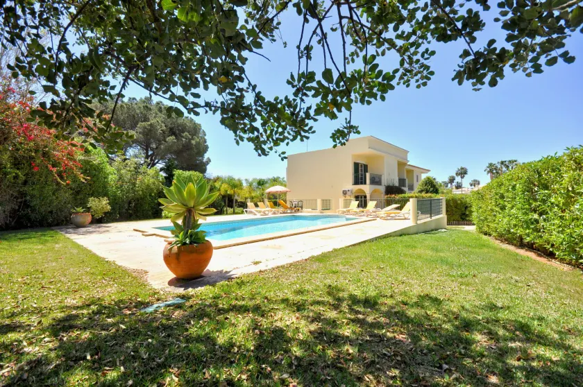 Elegante moradia, piscina privada, curta distância do centro, AC e Wifi gratuito - Image 1