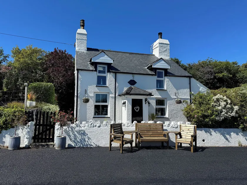 Tan Yr Allt, CHWILOG - Image 1