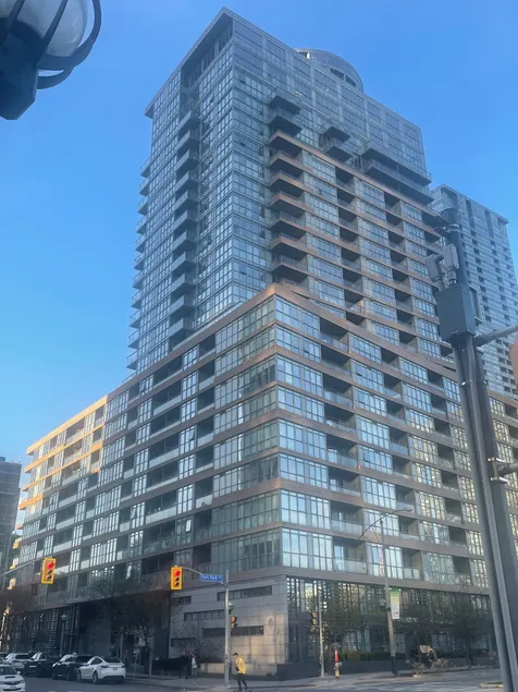 Stylish Downtown Toronto Suite with Free Parking - Image 1