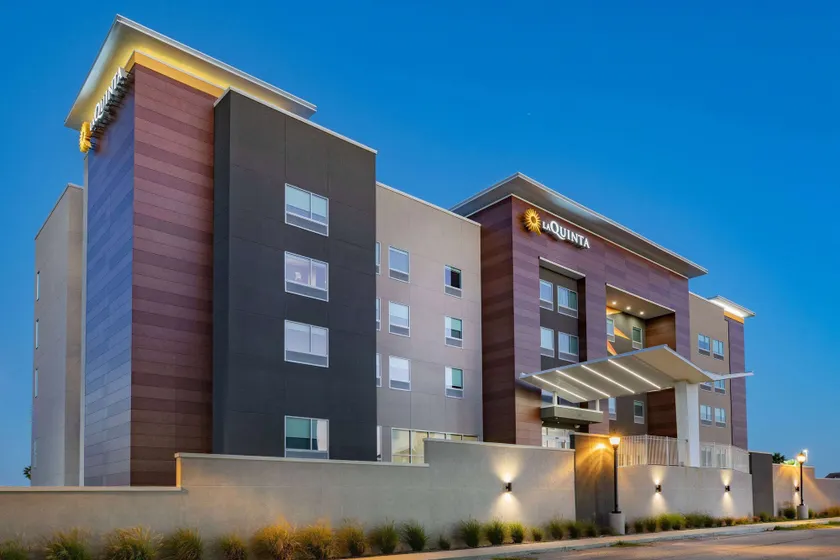 La Quinta Inn & Suites by Wyndham Galveston North at I-45 - Image 1