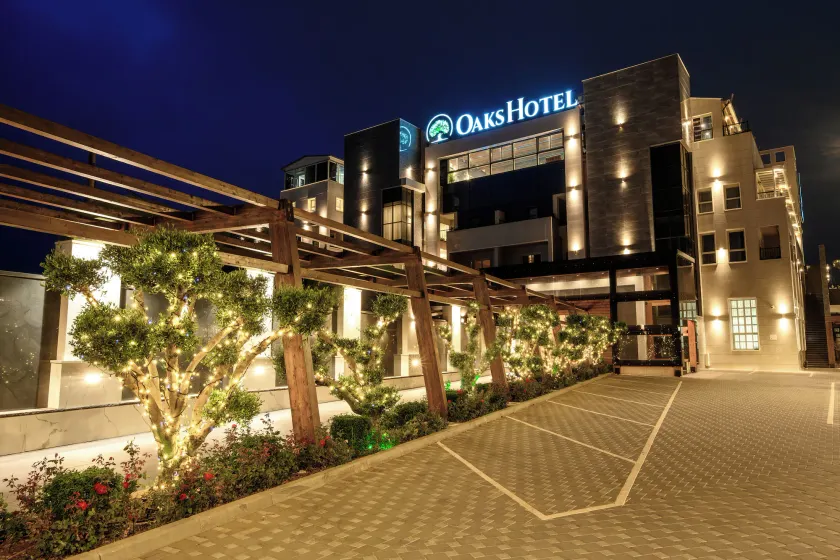 Oaks Hotel  - Image 1