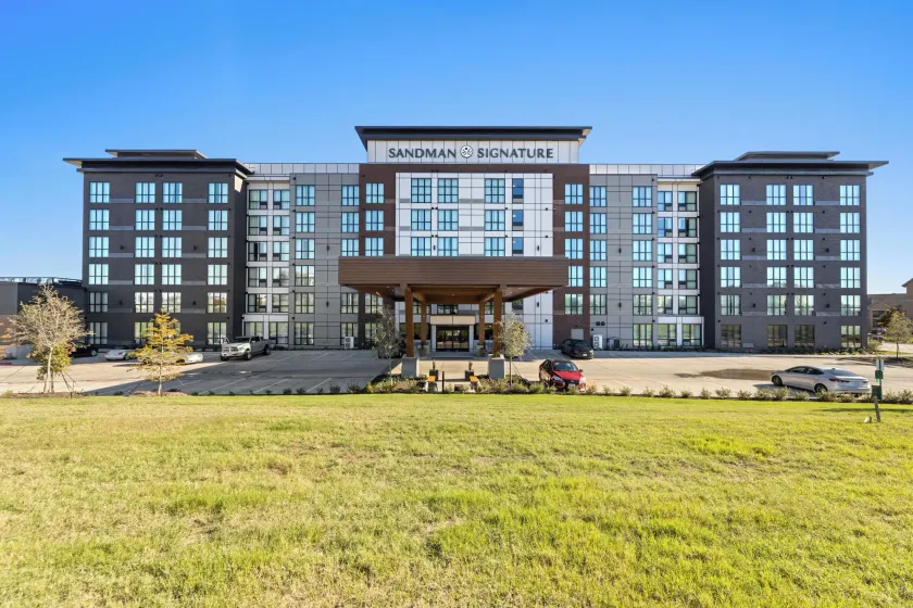Sandman Signature Dallas Las Colinas Hotel & Suites - Image 1
