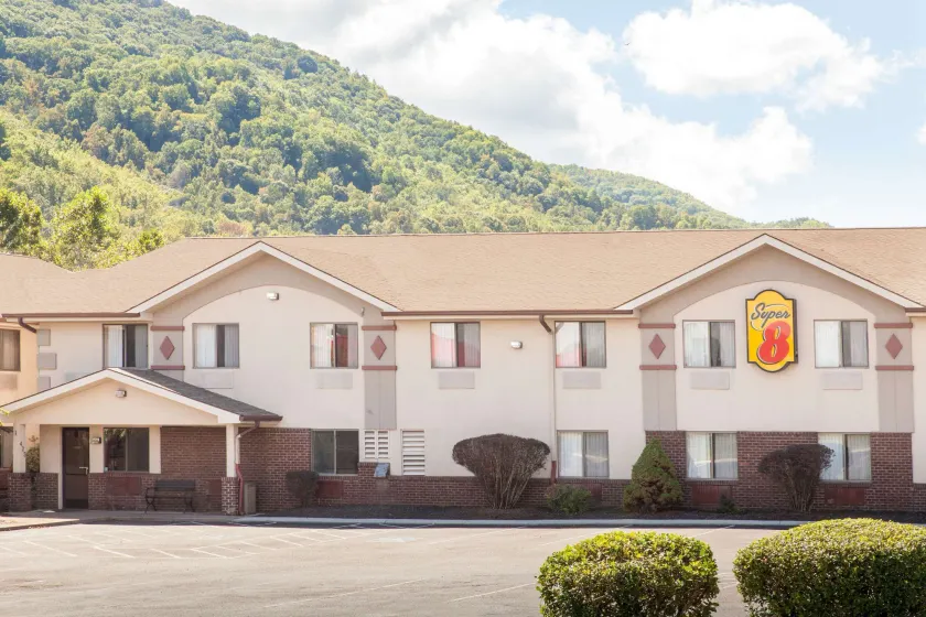 Super 8 by Wyndham Norton VA - Image 1