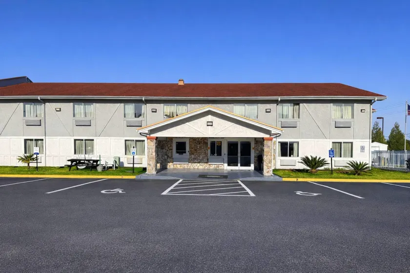 Rodeway Inn & Suites Jacksonville near Camp Lejeune - Image 1