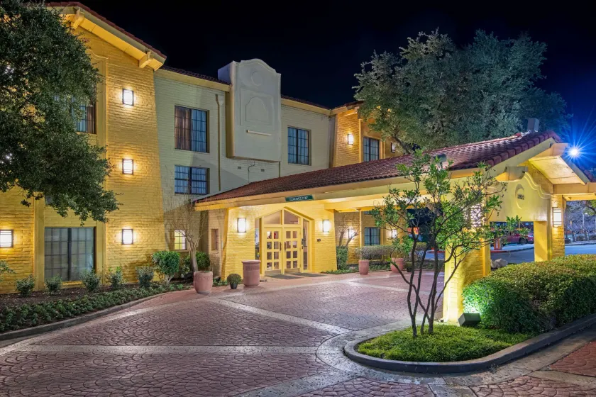La Quinta Inn by Wyndham San Antonio I-35 N at Toepperwein - Image 1