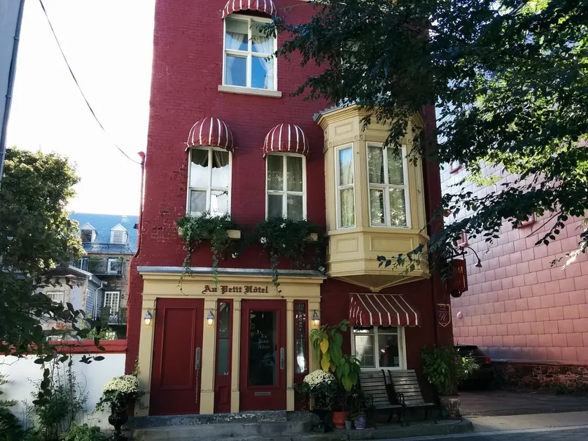 Au Petit Hôtel - Image 1