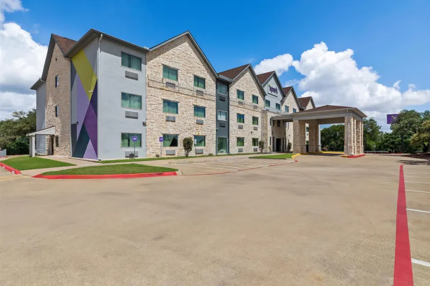 Spark by Hilton Round Rock - Image 1