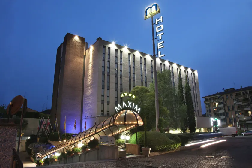 Hotel Maxim - Image 1