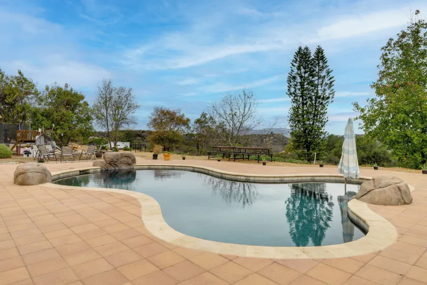 Near Hiking Trails! Luxe Family Home in Lakeside - Image 1