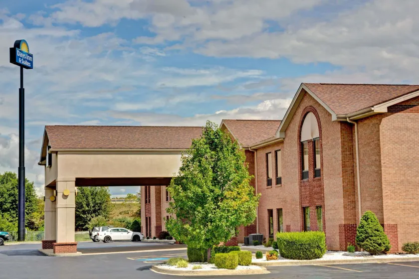 Days Inn & Suites by Wyndham Louisville SW - Image 1