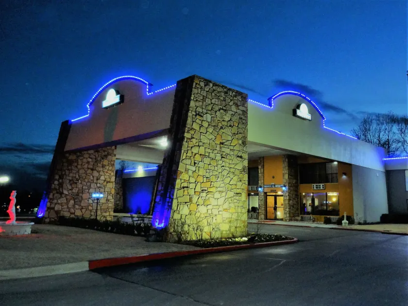 Days Inn by Wyndham Southern Hills/ORU - Image 1