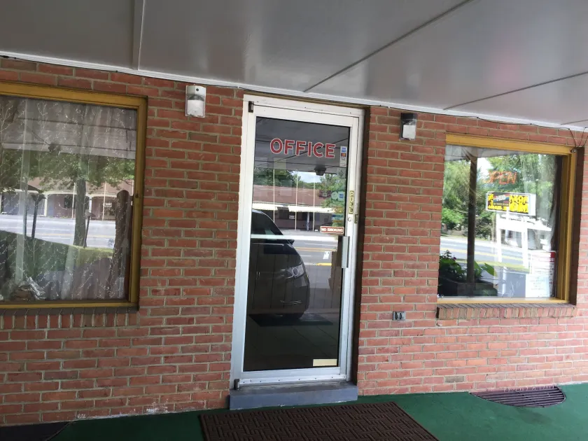 Royal Inn Motel - Image 1