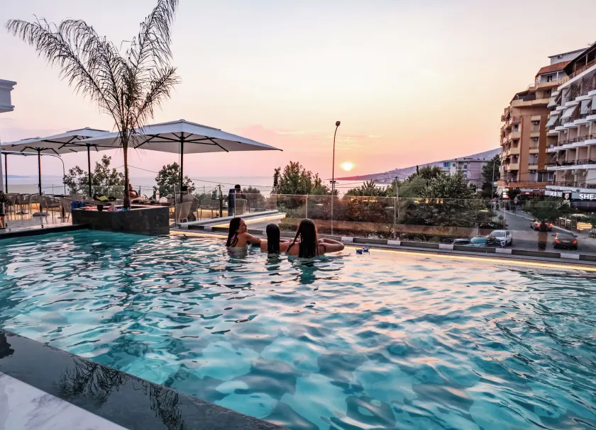 Hotel Oasis - Image 1