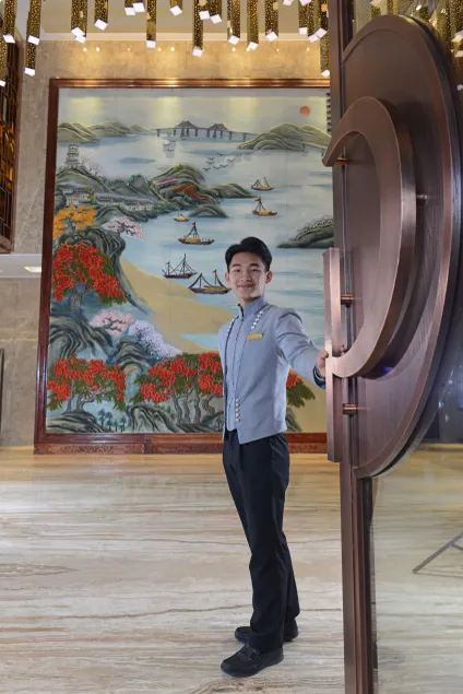 Menshine Gloria Plaza Hotel - Interior entrance
