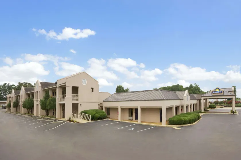 Days Inn by Wyndham Alexander City - Image 1