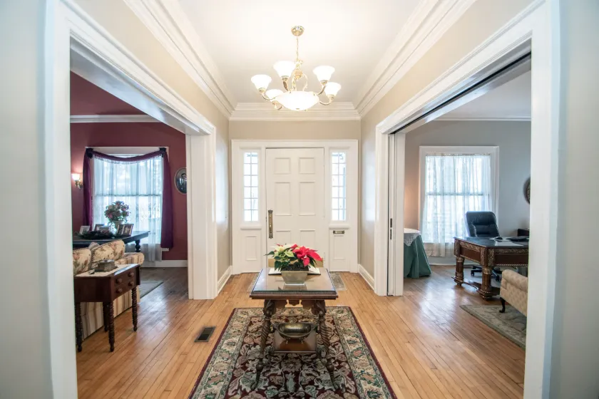Looking Glass Inn - Image 1