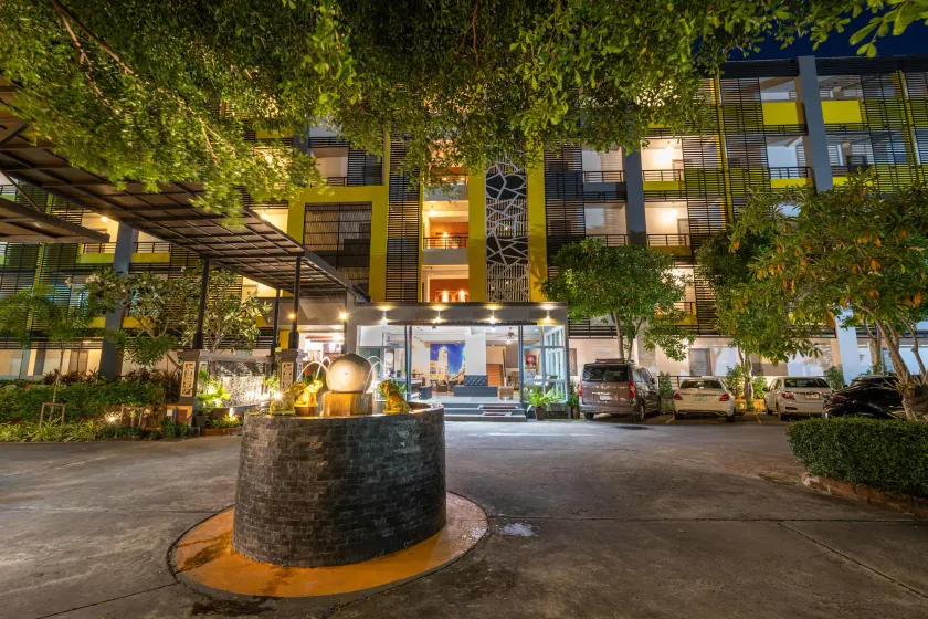 SB Living Place Hotel Phuket Town - Image 1