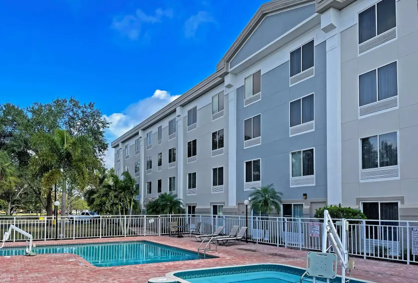 Comfort Inn & Suites Sarasota I75 - Image 1