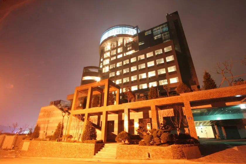 WIZ Hotel - Image 1