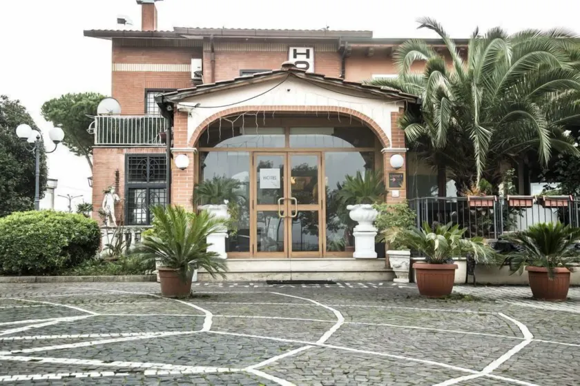 Camp's Hotel - Image 1