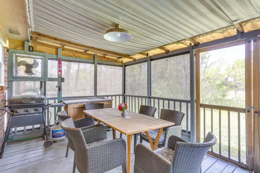 6 Mi to Ellen Trout Zoo: Family Home w/ Yard! - Image 1