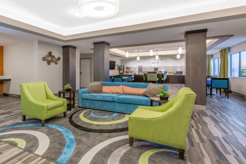 Days Inn & Suites by Wyndham Katy - Image 1