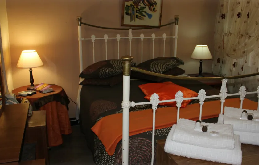 Tshimologo Farm Guest House - Image 1