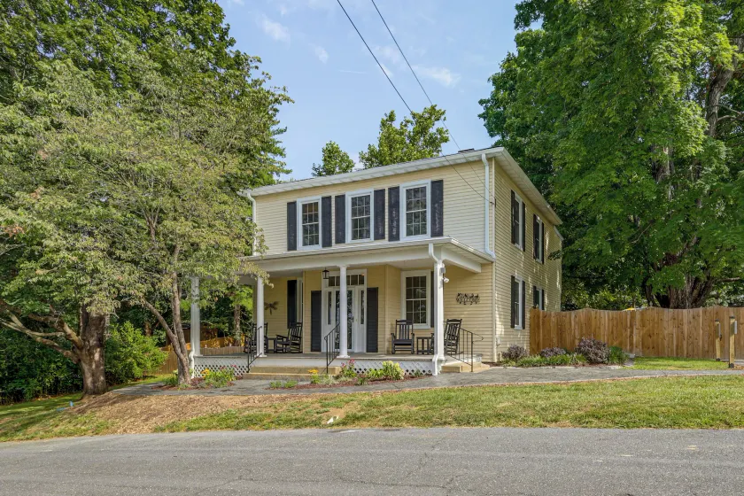 Beautiful 1880-built Home: Sauna, Fire Pit & Yard - Image 1