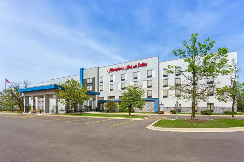 Hampton Inn & Suites Bolingbrook - Image 1
