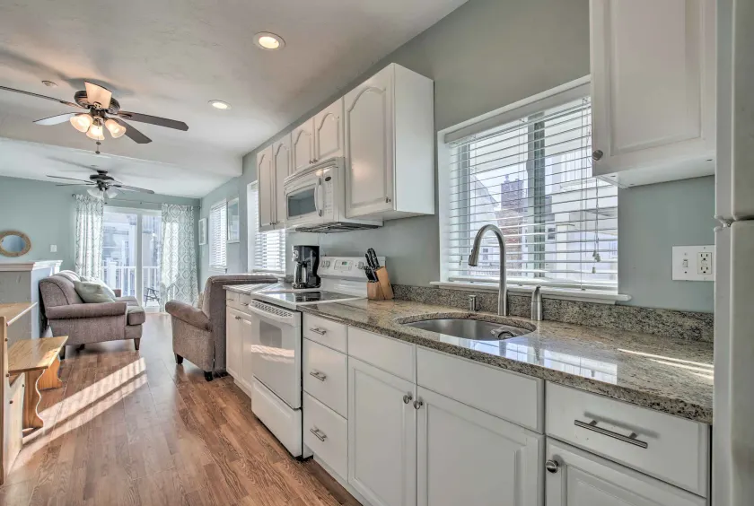 York Beachfront Condo - Steps to Long Sands! - Innvendig