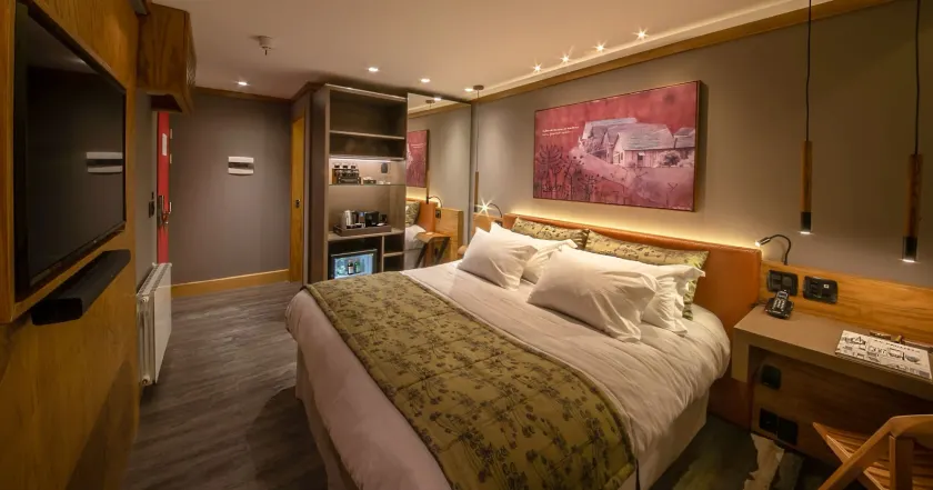 Wood Hotel - Image 1