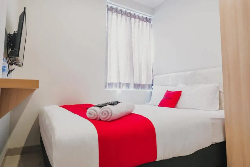 RedDoorz Plus near Soekarno Hatta Airport Taman Mahkota - Image 1