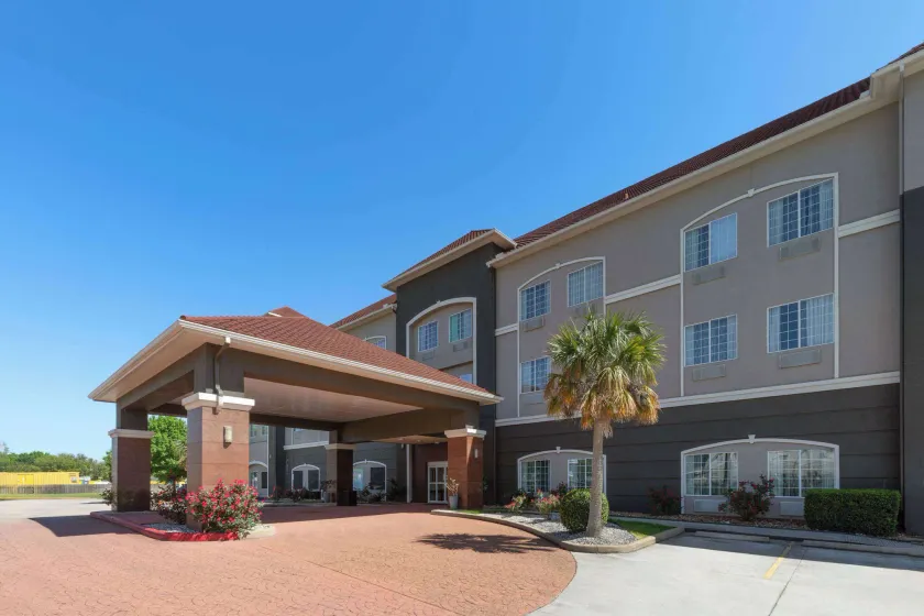 La Quinta by Wyndham Deer Park - Image 1