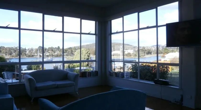 Waterfront Lodge Motel - Interior entrance