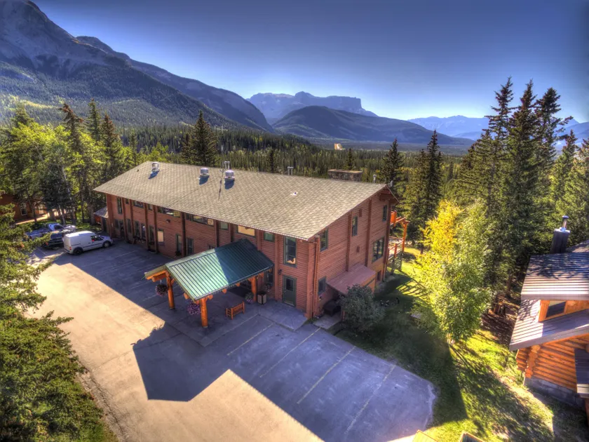 Overlander Mountain Lodge - Image 1