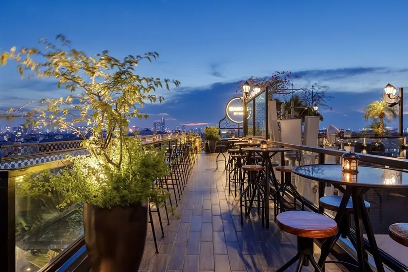 La Mejor Hotel & Sky Bar - Image 1