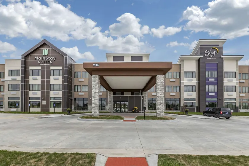 Sleep Inn & Suites Milwaukee-Franklin - Image 1