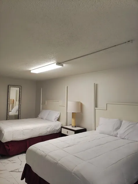 Super Inn Motel - Image 1