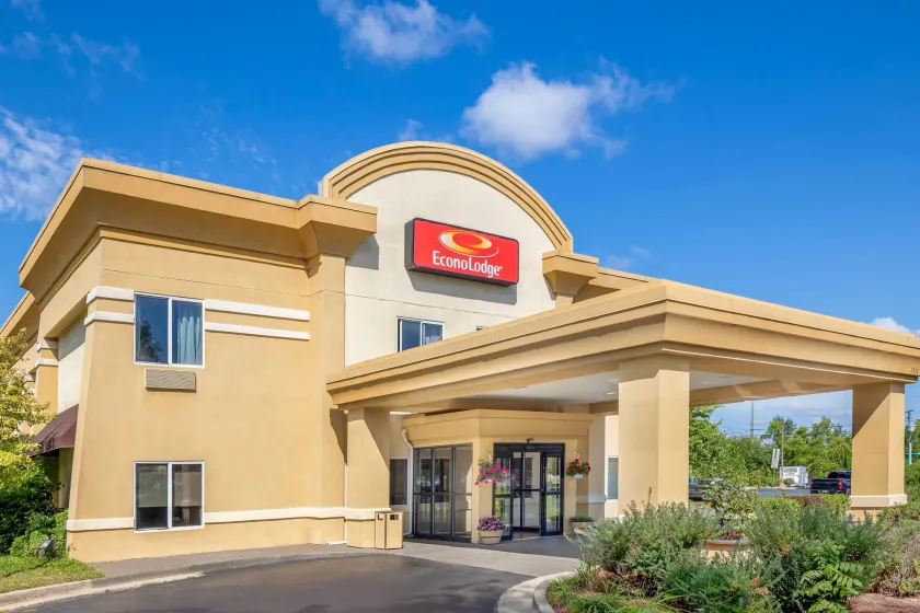 Quality Inn & Suites Ann Arbor Hwy 23 - Image 1