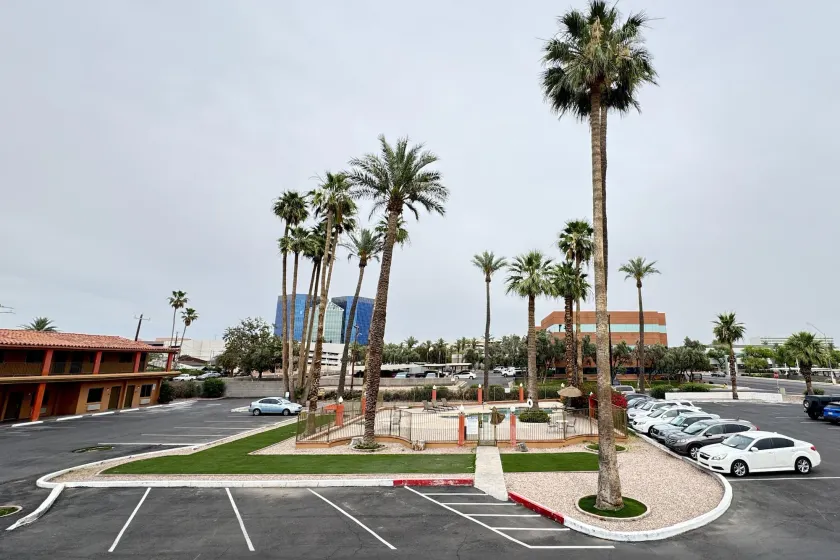 Howard Johnson by Wyndham Phoenix Airport/Downtown Area - Image 1