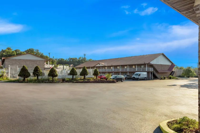 Days Inn by Wyndham Huntington - Image 1