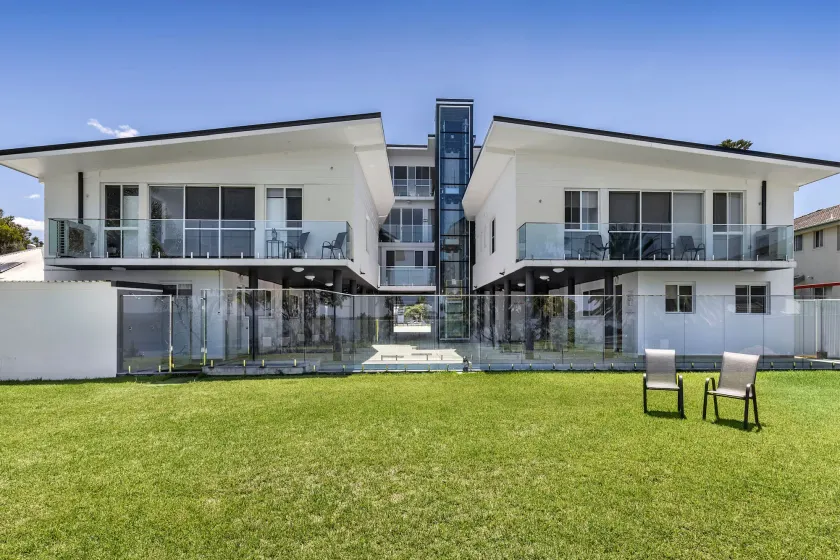 LAKES HOTEL APARTMENTS - Image 1