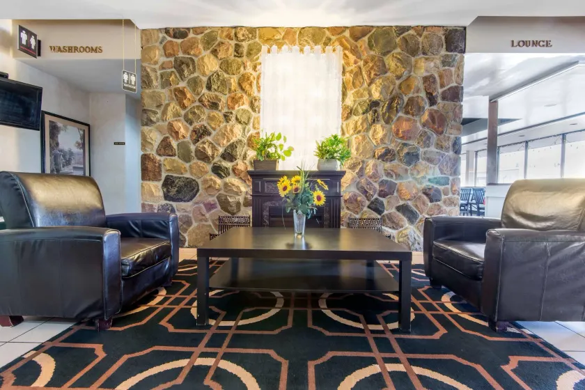 Econo Lodge - Image 1