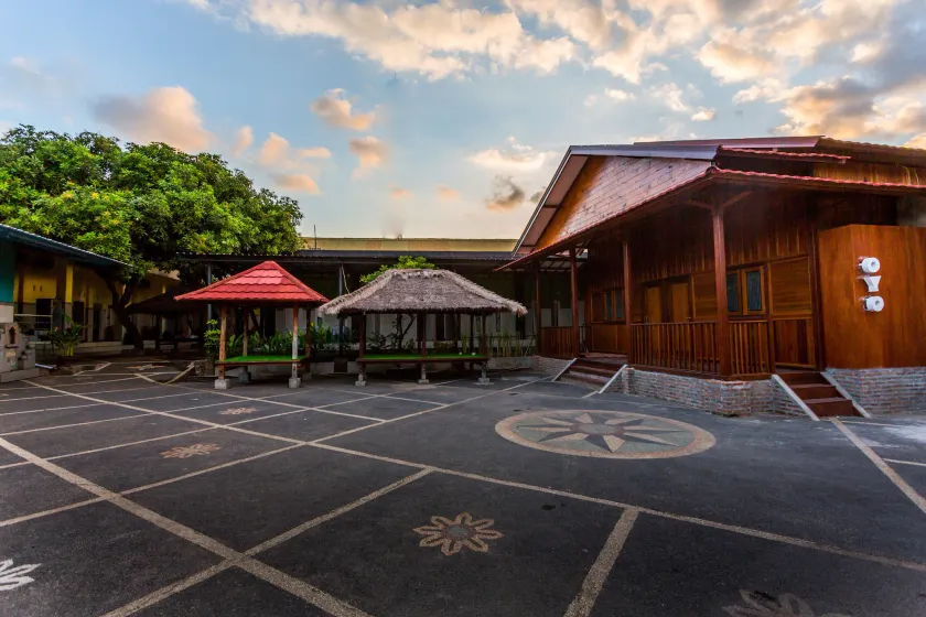 OYO 1427 Azzahra Guest House Syariah - Image 1