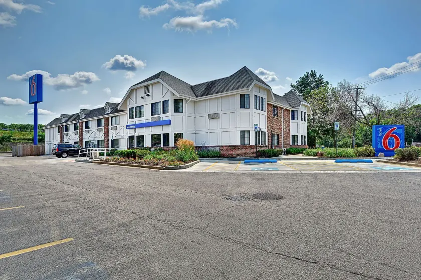 Motel 6-Glenview, IL - Chicago North - Image 1
