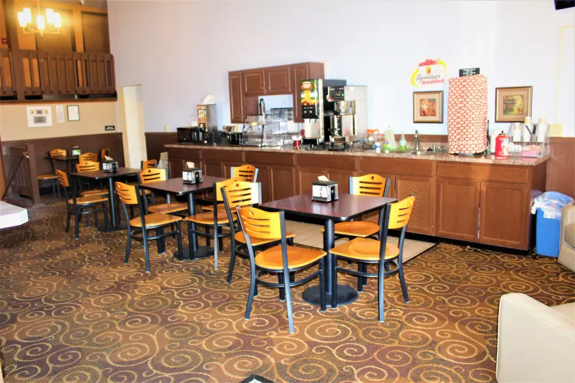 Super 8 by Wyndham Burlington - Image 1