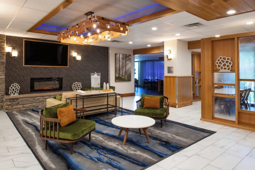 Fairfield Inn and Suites by Marriott Bakersfield Central - Image 1
